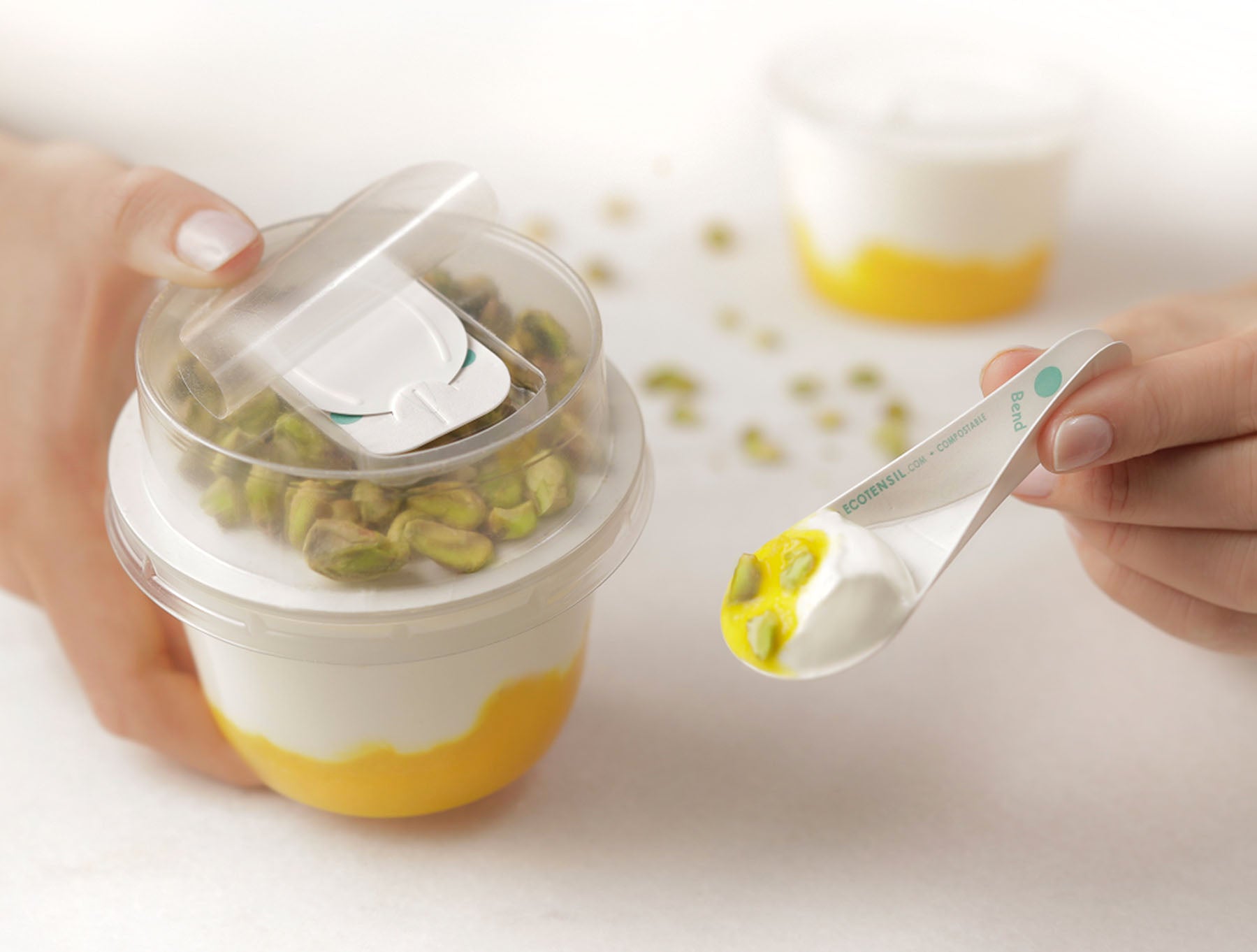 Vor dem Verbot von Einwegkunststoffen: EcoTensil® launcht neue AquaDot ©-Reihe von kunststofffreiem Pappbesteck in der EU